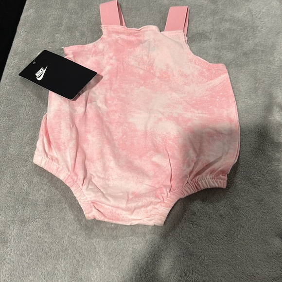 🌸🤍💞NIKE ARTIC PUNCH ROMPER💞🤍🌸 - Picture 4 of 6